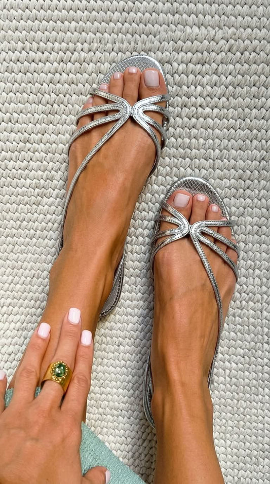 Camila - sandalias doradas, elegancia estival detalle